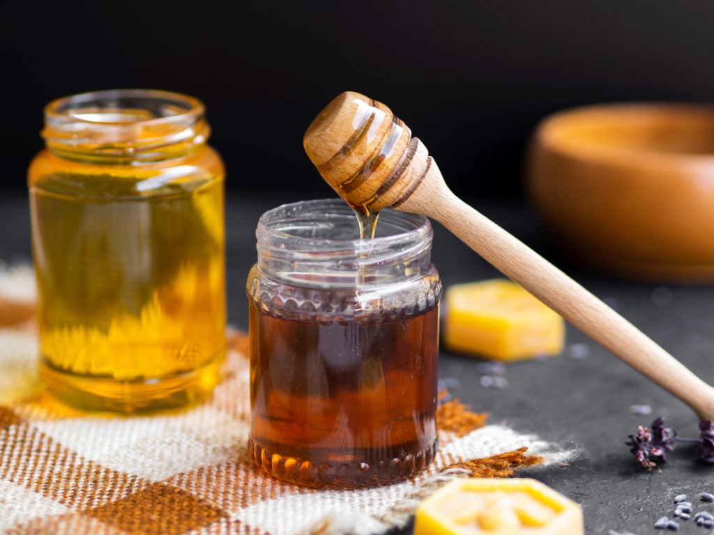 Sebotol madu dengan satu gayung madu